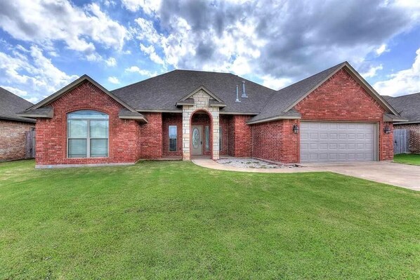 Exterior - Lawton Lonesome Dove 4 Bd/3 Ba Home (Lawton)