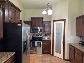 Private kitchen - Lawton Lonesome Dove 4 Bd/3 Ba Home (Lawton)