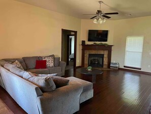 Living area - Lawton Lonesome Dove 4 Bd/3 Ba Home (Lawton)