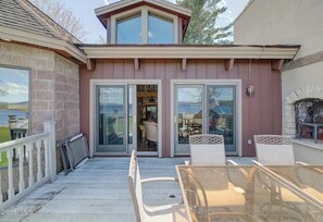 Outdoor dining - Fabulous 3-bedroom house in fantastic Mayfield with central AC (Mayfield)