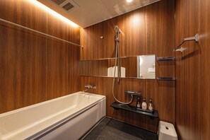 Dusche, Haartrockner, Bidet, Handtücher
