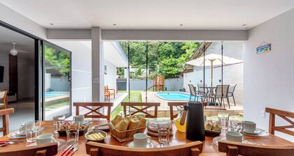 House with 4 suites, pool and barbecue area near beaches and waterfalls.