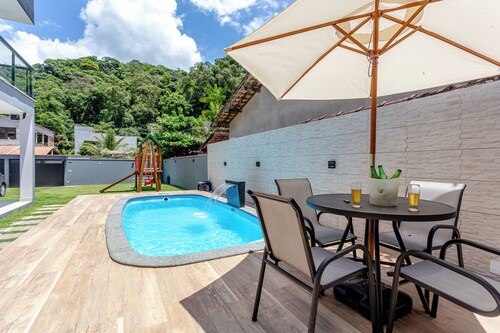 House with 4 suites, pool and barbecue area near beaches and waterfalls.