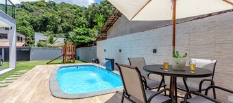 House with 4 suites, pool and barbecue area near beaches and waterfalls.