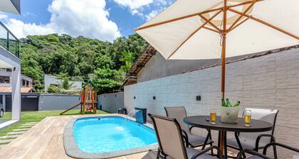 House with 4 suites, pool and barbecue area near beaches and waterfalls.