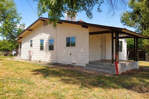 Exterior - 3-bedroom house in peaceful Fresno with cool AC breeze (Fresno)