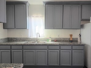 Interior - 3-bedroom house in peaceful Fresno with cool AC breeze (Fresno)