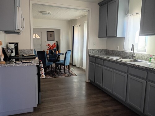 3-bedroom house in peaceful Fresno with cool AC breeze