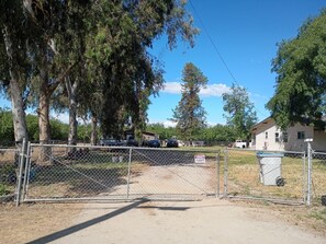 Property grounds - 3-bedroom house in peaceful Fresno with cool AC breeze (Fresno)