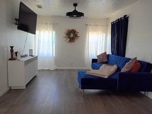 Living area - 3-bedroom house in peaceful Fresno with cool AC breeze (Fresno)