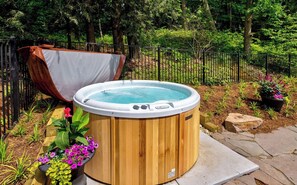 Outdoor spa tub - Family Luxury Lake Michigan Cottage w/ Hot Tub (West Olive)