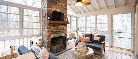 Smart TV y chimenea