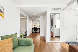 Interior - The Burien Modern Cozy - Near Airport & Amenities 2 Bed 1 Bath With AC (Burien)