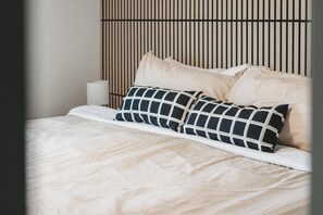 Room - The Burien Modern Cozy - Near Airport & Amenities 2 Bed 1 Bath With AC (Burien)