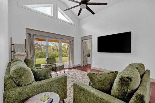 Brand New Charming 3-bedroom Barndo on a scenic mountain with all the comforts!