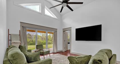 Brand New Charming 3-bedroom Barndo on a scenic mountain with all the comforts!