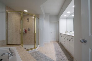 Shower, jetted bath, towels - Chic Three Bedroom Condo with Beautiful Gulf Views! Complimentary Boat Slip! (Orange Beach)