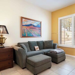 Living area - 3-bedroom house option in soothing Indio with cool AC and gym access (Indio)