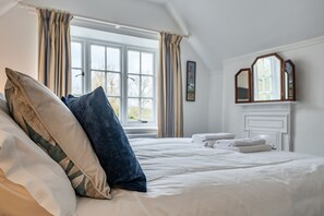 3 bedrooms, Internet, bed sheets - Amy's Cottage -  that sleeps 4 guests  in 3 bedrooms (Sherborne)