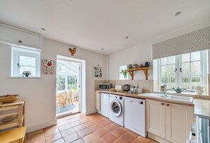Fridge, microwave, stovetop, dishwasher - South Cottage - sleeps 4 guests  in 3 bedrooms (Sherborne)