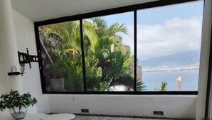 A balcony with a view of palm trees and a body of water. - Comfortable House with excellent view Acapulco (Acapulco de Juárez)