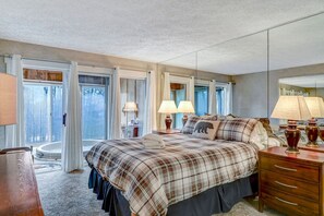 Desk, iron/ironing board, WiFi, bed sheets