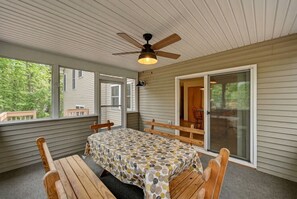A covered patio with a table and chairs, a ceiling fan, and a view of the outside. - Ski/family/kids/fully-stocked kitchen/spacious (Coolbaugh Township)