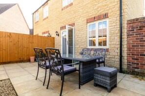 Outdoor dining - Lovely 2 Bedroom Home in Moreton-in-Marsh (Moreton in Marsh)
