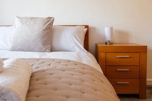 Desk, iron/ironing board, WiFi, bed sheets