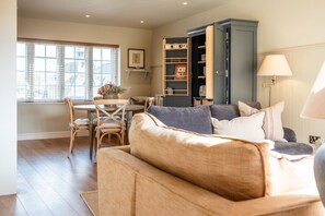 TV, books - Beautiful 2 Bedroom Home in The Cotswolds (Moreton-in-Marsh)