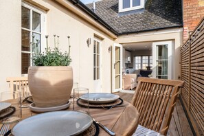 Outdoor dining - Beautiful 2 Bedroom Home in The Cotswolds (Moreton-in-Marsh)