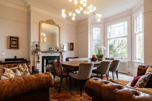 TV - Beautiful 5 Bedroom Home in Evesham (Evesham)