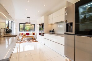 Fridge, microwave, oven, stovetop - Beautiful 5 Bedroom Home in Evesham (Evesham)