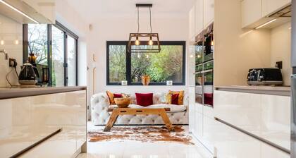 Beautiful 5 Bedroom Home in Evesham