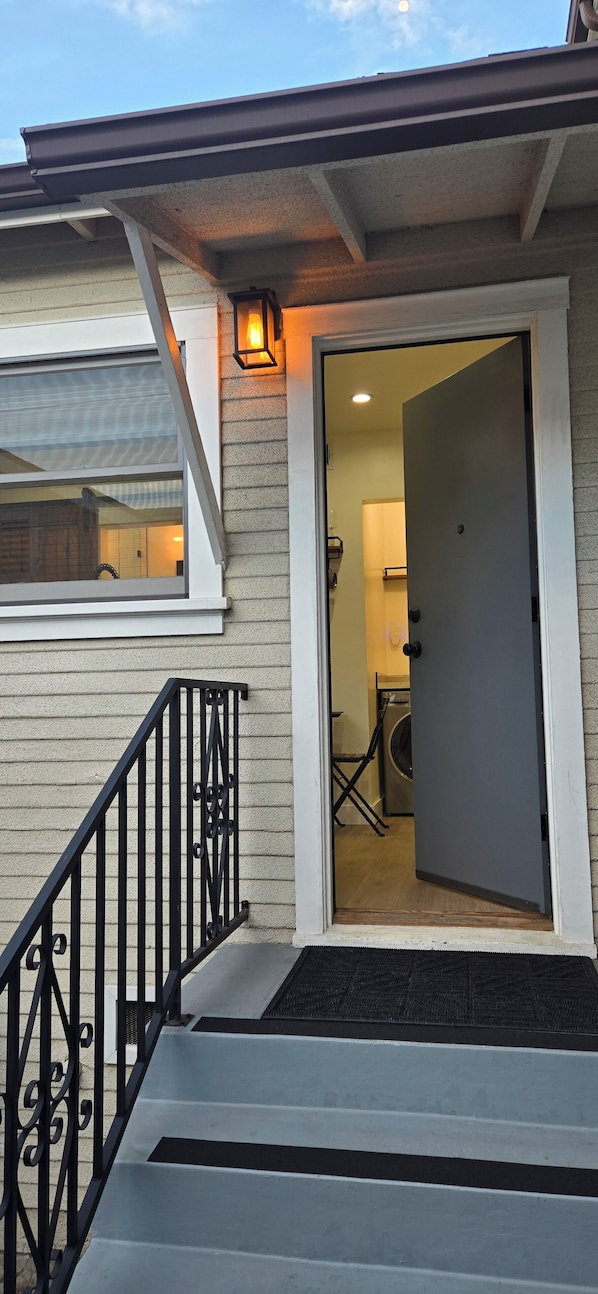 Exterior detail - Modern Chic Junior ADU (Los Angeles)