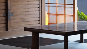 A wooden bench in a room with a sliding door and a window with a grid pattern. - Guesthouse Riad Camellia (Mitoyo)