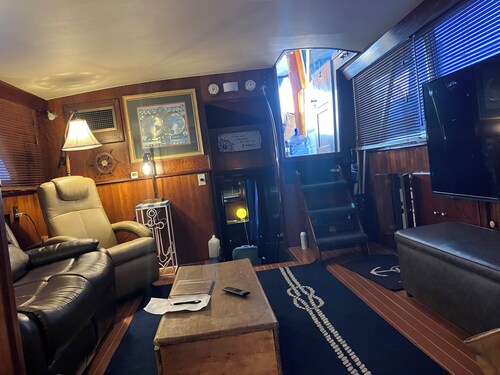 The Captain's Quarters Live Aboard Yacht ~ 3-bedroom with AC on the Outer Banks