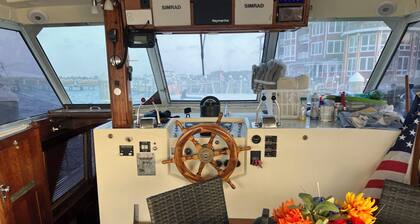The Captain's Quarters Live Aboard Yacht ~ 3-bedroom with AC on the Outer Banks