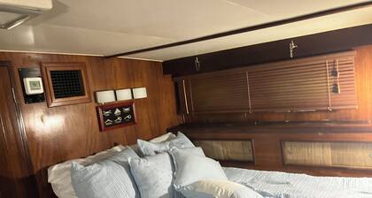 The Captain's Quarters Live Aboard Yacht ~ 3-bedroom with AC on the Outer Banks