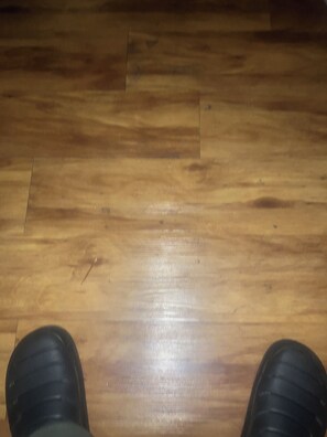 A wooden floor with a visible shoe. - 3-bedroom house in Chicago with AC and fitness room towels I even have foodsssss (Chicago)