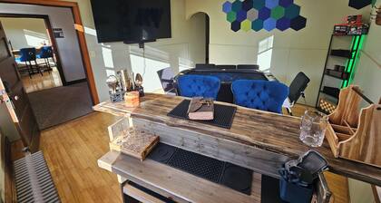 Private Game Haven! 2-bedroom, 1-bath + Tabletop Gaming & Multimedia Party Room