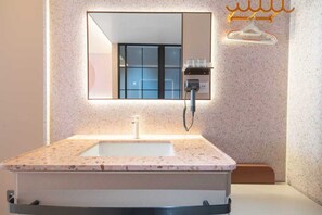 Basic-Dreibettzimmer, Blick auf den Innenhof | Badezimmer