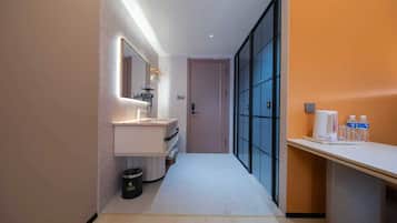 Basic-værelse til 3 personer - udsigt til gårdsplads | Interiør