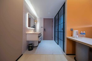 Basic-Dreibettzimmer, Blick auf den Innenhof | Innenbereich