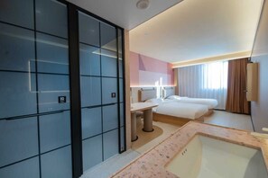 Basic-Dreibettzimmer, Blick auf den Innenhof | Wellness