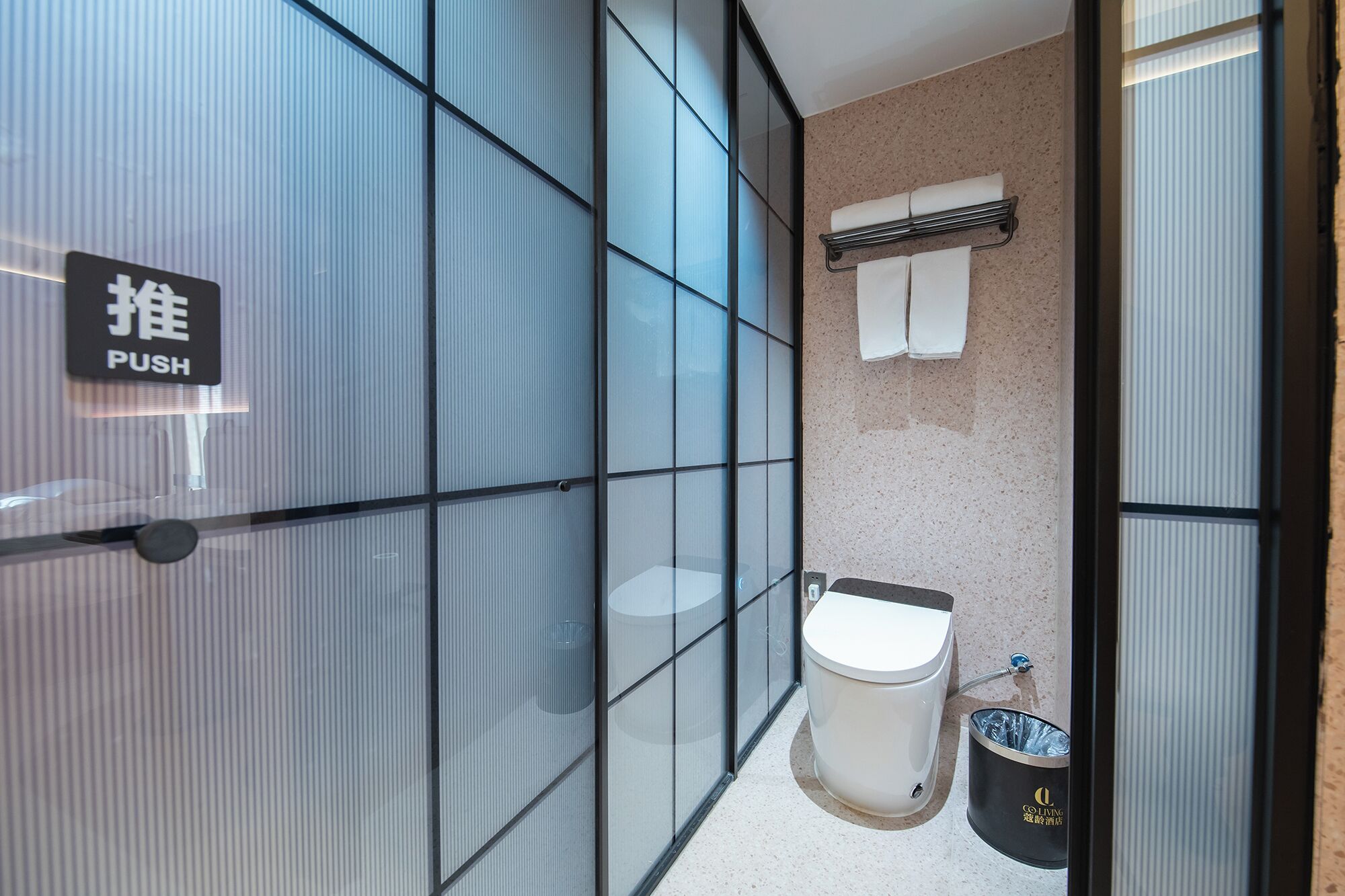 Chambre Triple, vue cour intérieure | Salle de bain