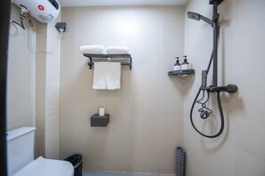 Habitación clásica con 2 camas individuales, vista al patio | Baño