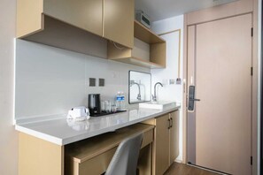 Habitación triple clásica, vista al patio | Interior