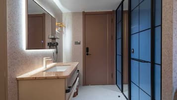 Basic Double Room, Courtyard View | Bathroom | Shower, free toiletries, hair dryer, towels