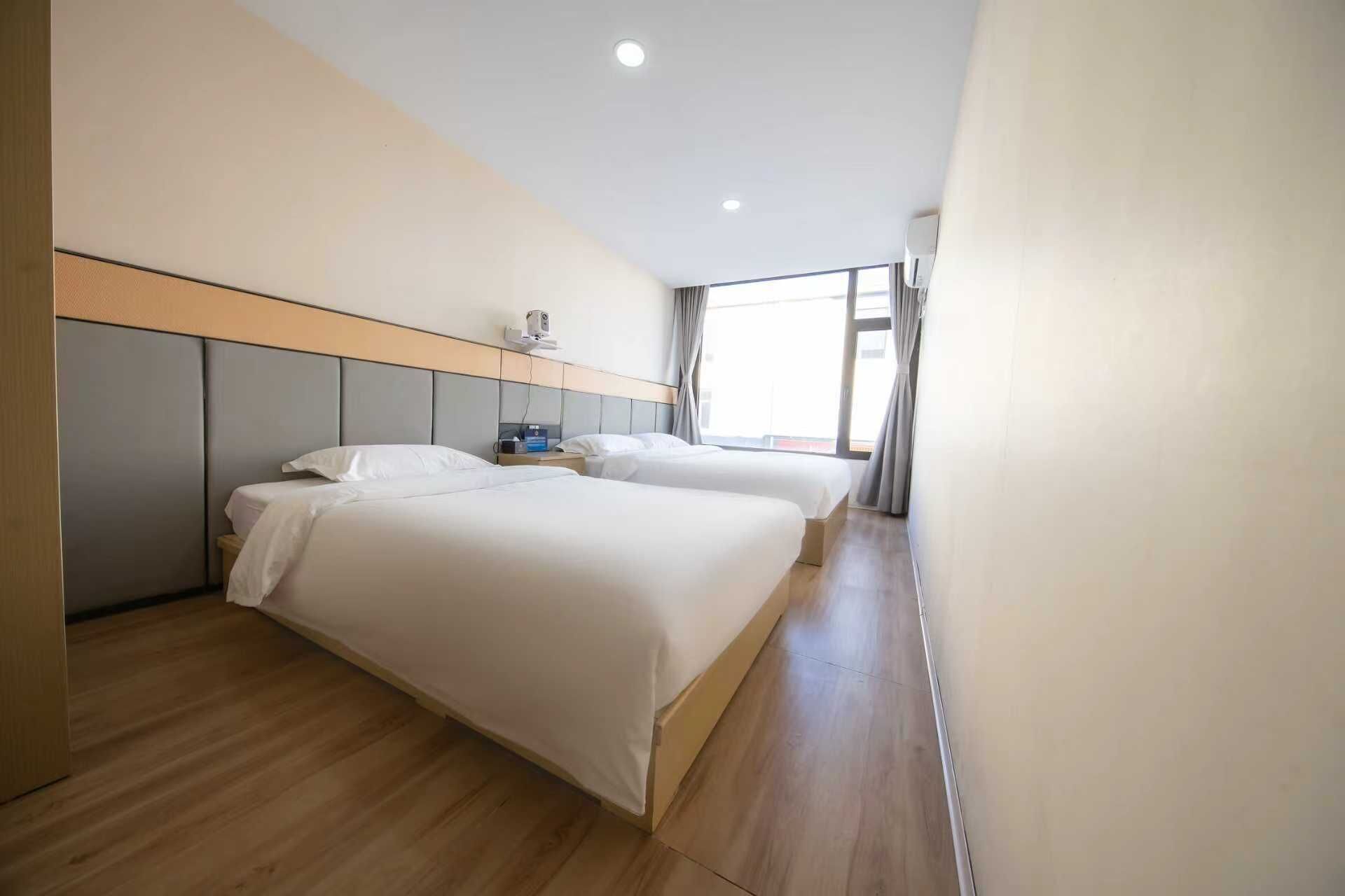 Habitación triple clásica, vista al patio